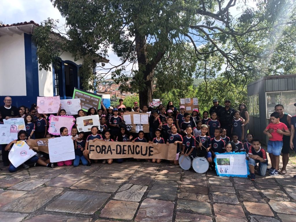 Crianças da Escola Marília de Dirceu na campanha contra a dengue em