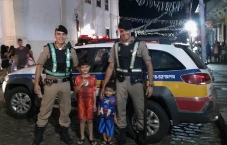 11 - Crianças pedem para tirar foto com os policiais militares em Mariana, na terça-feira de Carnaval, 05-03-19