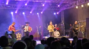 Foto - Nenhum de Nós se apresenta na Praça Minas Gerais, em Mariana. Crédito - João Paulo Silva / Arquivo JVA.