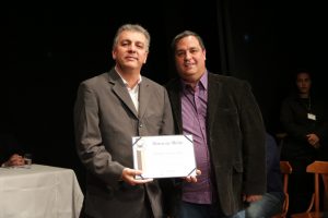 Foto-O jornalista Tino Ansaloni recebe o diploma de Honra ao Mérito da CMOP, das mãos do vereador Geraldo Mendes. Crédito-Hanster Silva