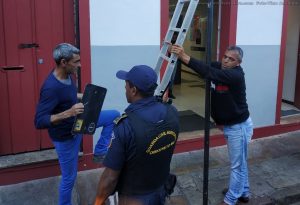Foto-Inspetor Santos instrui funcionários na instalação das novas placas que regulamentam estacionamento de 10 min / Crédito -Tino Ansaloni