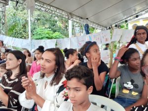 Secretária Municipal de Educação e o filho, Mateus, prestigiando o evento. Crédito-Divulgação