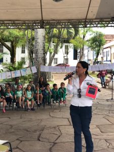 Coordenadora da Casa do Professor, Acervos e Difusão Cultural da Secretaria Municipal de Educação, Dra. Patrícia Ferreira dos Santos Silveira, apresentando o livro da autora Jailda de Freitas. Crédito-Divulgação