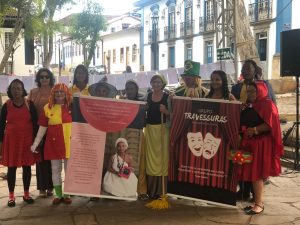 Presidente Executiva do Instituto Roque Camello, Merania Oliveira, junto do Grupo Travessuras. Crédito-Divulgação