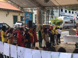 Grupo Travessuras, com declamadores do Recria Vida, caracterizados de personagens infantis. Crédito-Divulgação