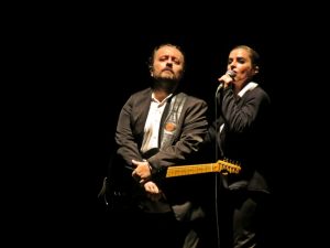Foto-Duo musical NU'ZS se apresenta no mais antigo teatro das Américas. Crédito-João Paulo Teluca Silva.