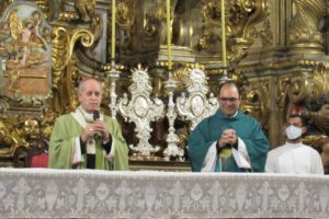 Foto-Dom Airton José dos Santos, arcebispo de Mariana e Padre Adilson Umbelino Couto, Pároco da Paróquia de Nossa Senhora do Pilar