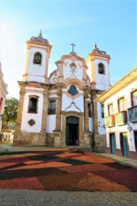 Foto - Tapetes devocionais confeccionados em frente à basílica menor de Nossa Senhora do Pilar em Ouro Preto-MG / Crédito - Tino Ansaloni