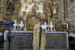 Foto - Momentos da Missa celebrada por Padre Rosemar Marcos Condé, na Basílica Menor de Nossa Senhora do Pilar em Ouro Preto-MG / Crédito-Tino Ansaloni