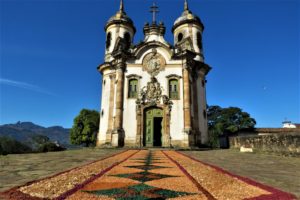 Foto - Tapetes devocionais no adro da Igreja de São Francisco de Assis em Ouro Preto-MG / Crédito-Tino Ansaloni
