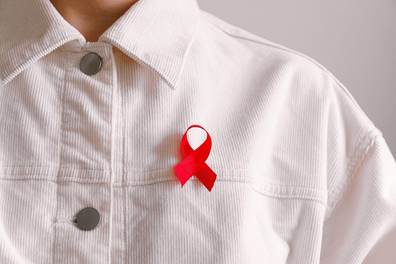 Homem com lanço da Campanha de Conscientização HIV