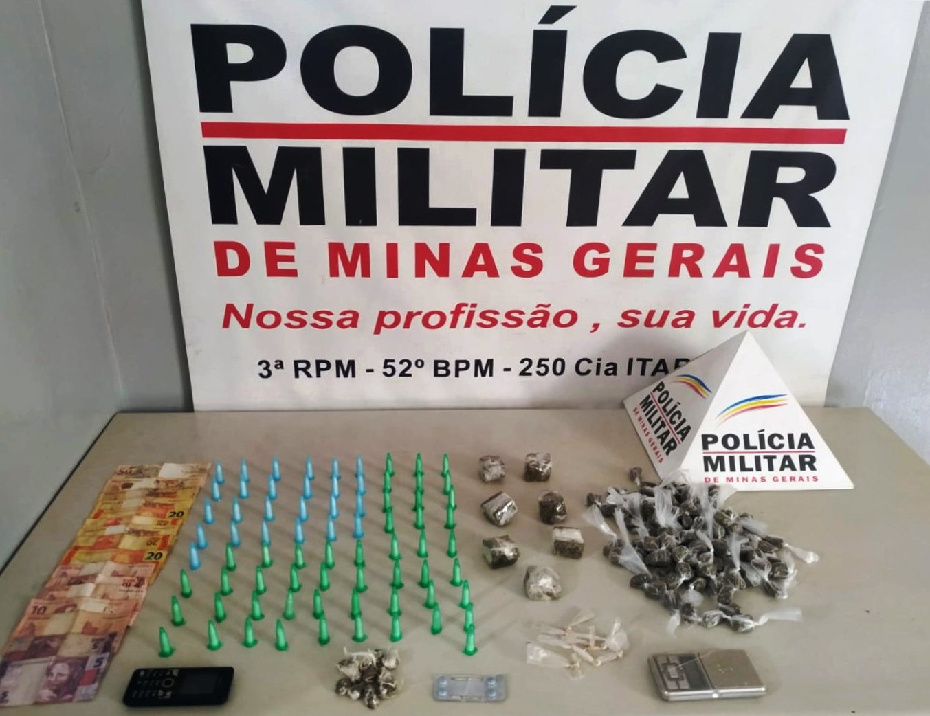 Foto - Drogas e materiais apreendidos pela Polícia Militar, no dia 30-10-21, em Itabirito (MG). Crédito - 52º BPM/PMMG.