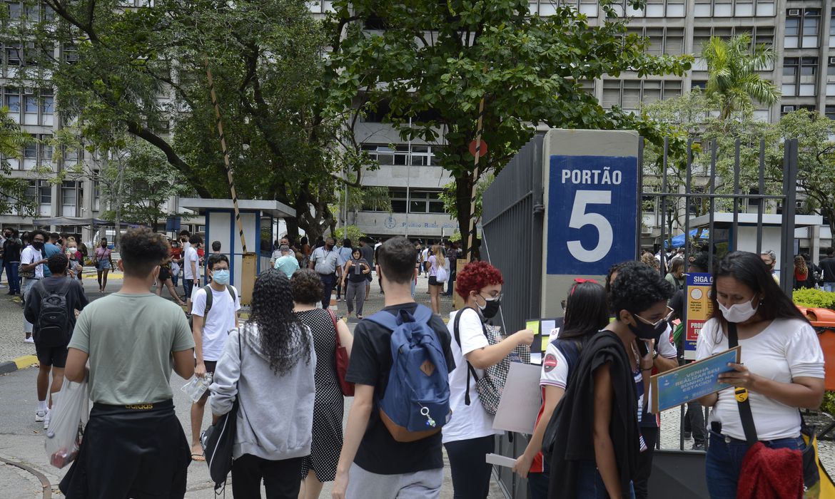 Estudantes chegam para o primeiro dia de prova do Enem 2021. Crédito - Tomaz Silva/Agência Brasil.