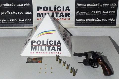 Foto - Revólver e materiais apreendidos pela Polícia Militar, na quarta, 10-11-21, em Mariana (MG). Crédito - 52º BPM/PMMG.