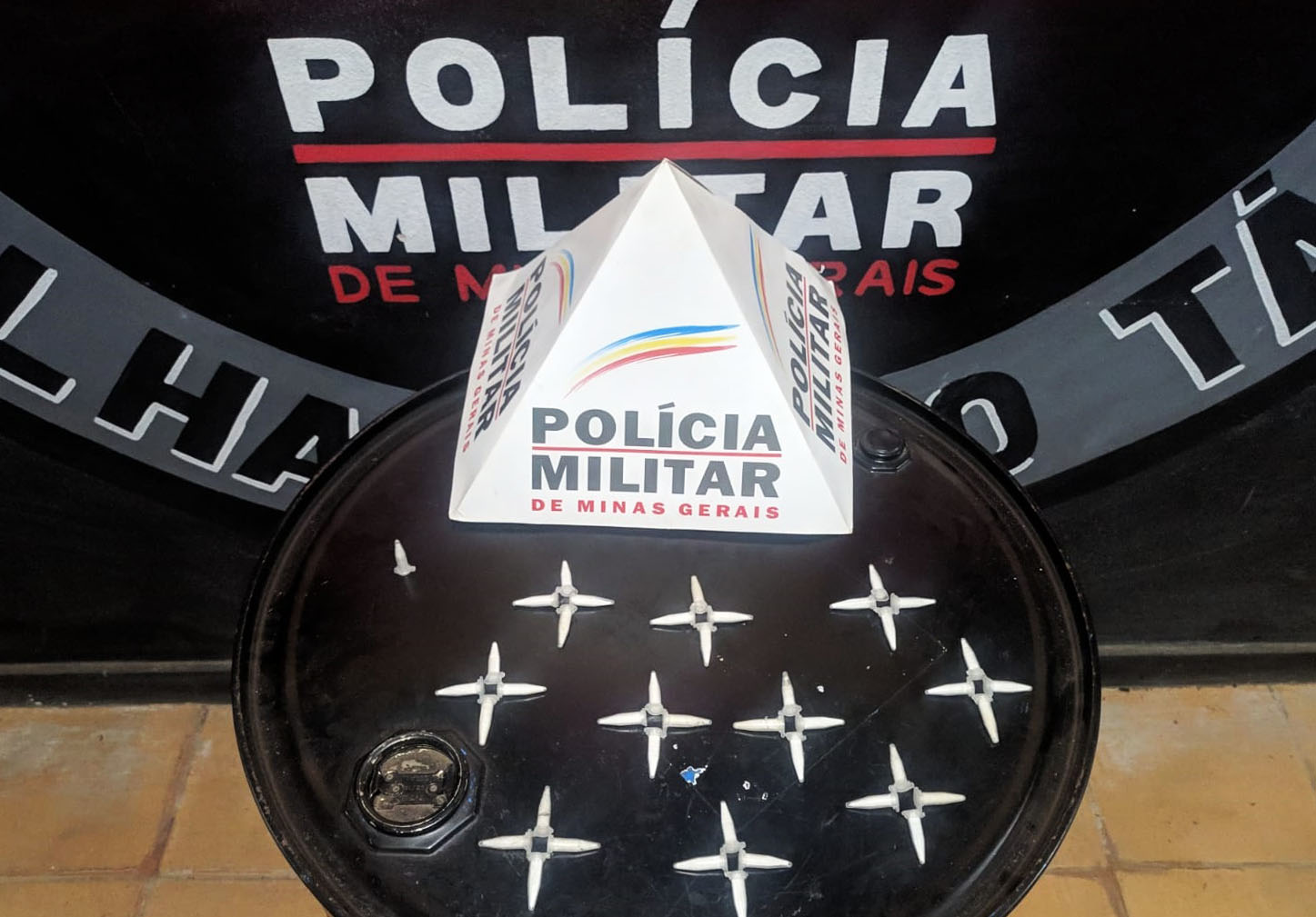 Foto - Drogas apreendidas pela Polícia Militar, no dia 07-11-21, no bairro Santa Rita de Cássia, em Mariana (MG). Crédito - 52º BPM/PMMG.