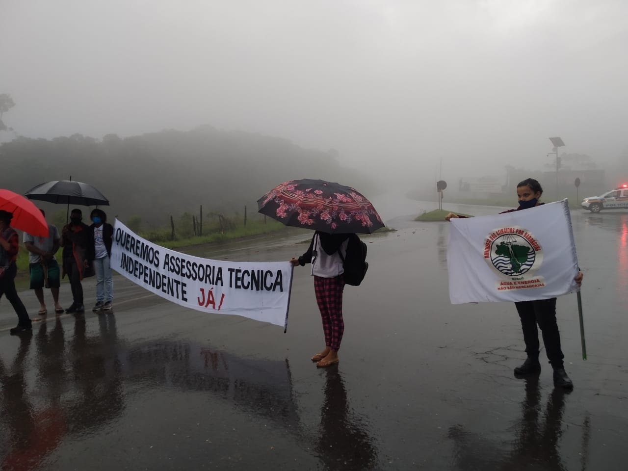 Moradores de distrito de Ouro Preto fazem manifestação contra a Vale