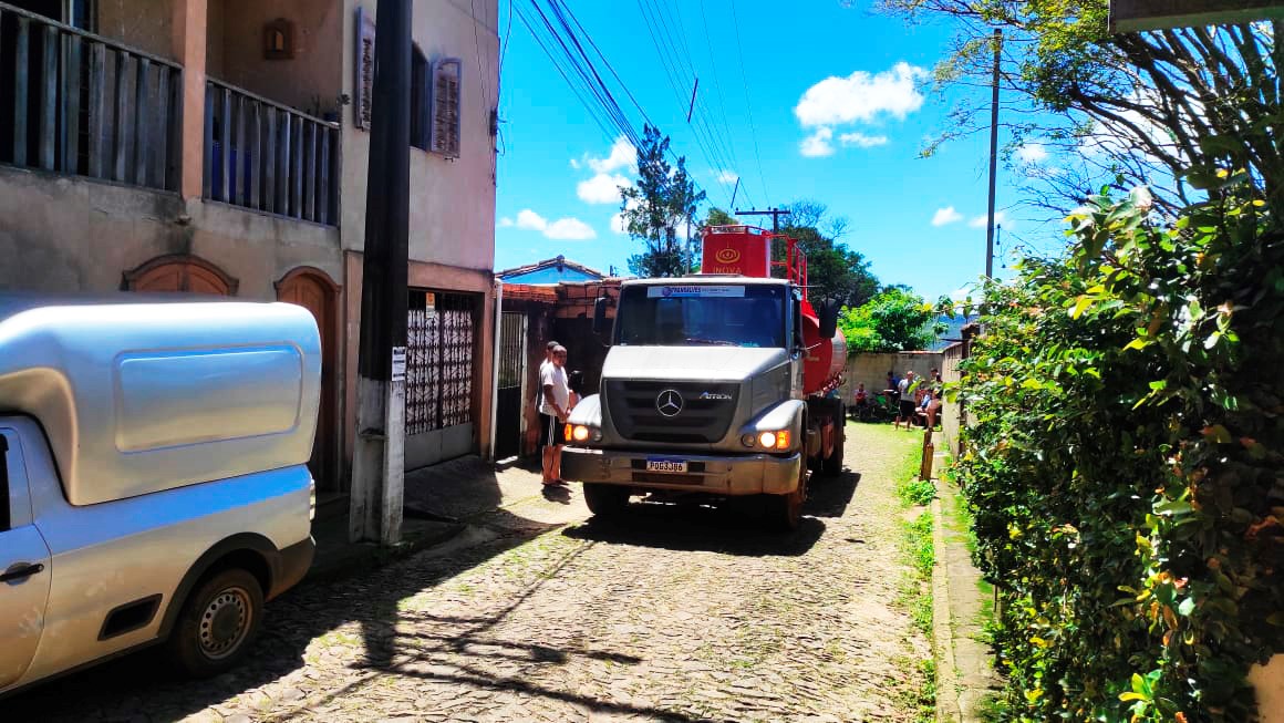 Caminhão pipa atende moradores do Caminho da Fábrica. Crédito - Divulgação / SANEOURO.