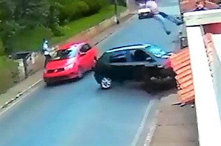 frame-video mostra-rapaz -lancado-apos-impacto