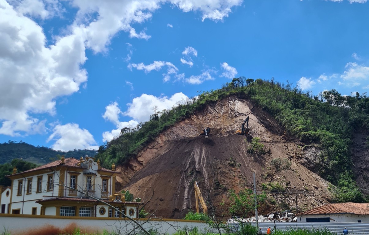 Foto - Obras no Morro da Forca têm início Nizea Coelho