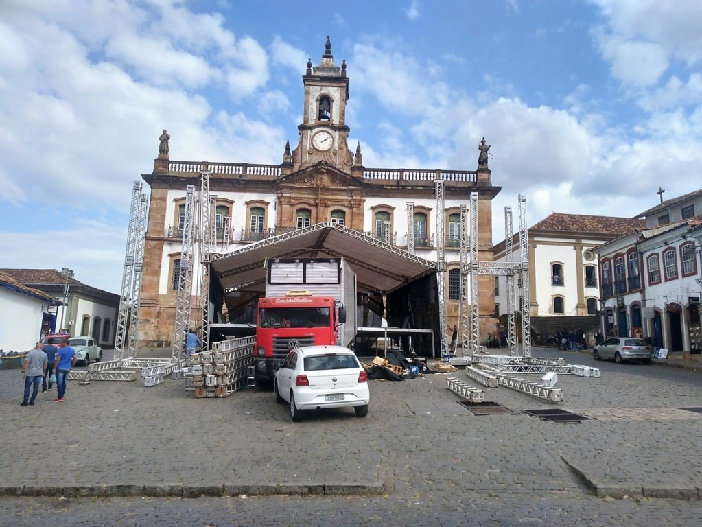 palco-paraca-tiradentes-biquini-cavadao