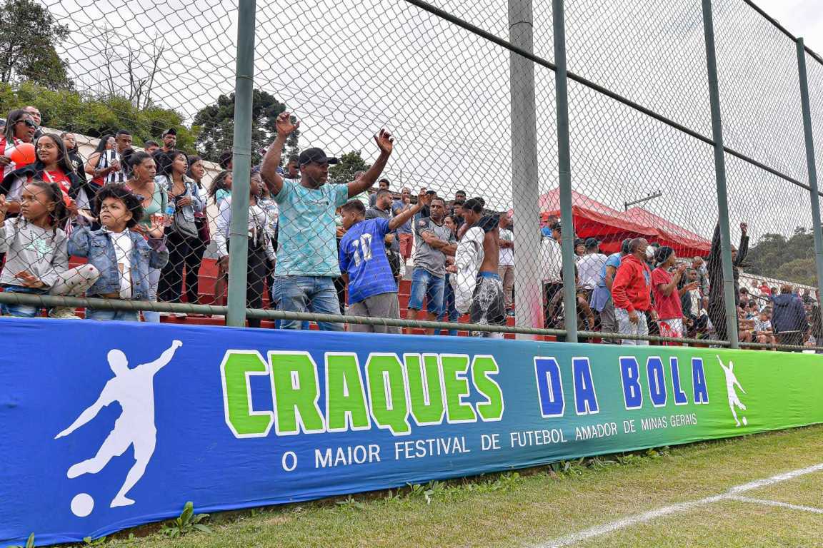 craques-bola-time-ouro-preto-disputa-ponte-nova