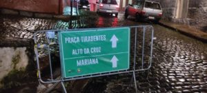 Foto - Sinalização mostra mão invertida na saída do Largo do Rosário sentido Getúlio Vargas / Crédito - Tino Anslaoni