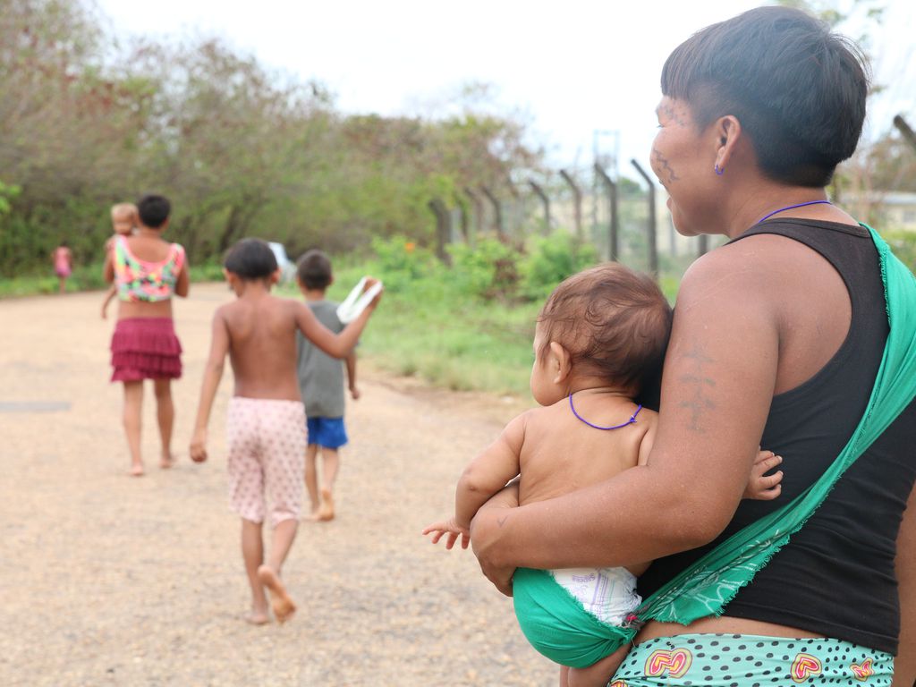 Boa Vista (RR), 15/02/2023, mulher indígena com bebê em frente ao Hospital de Campanha Yanomami montado na Casa de Saúde Indígena - Casai. Crédito - Rovena Rosa/Agência Brasil.