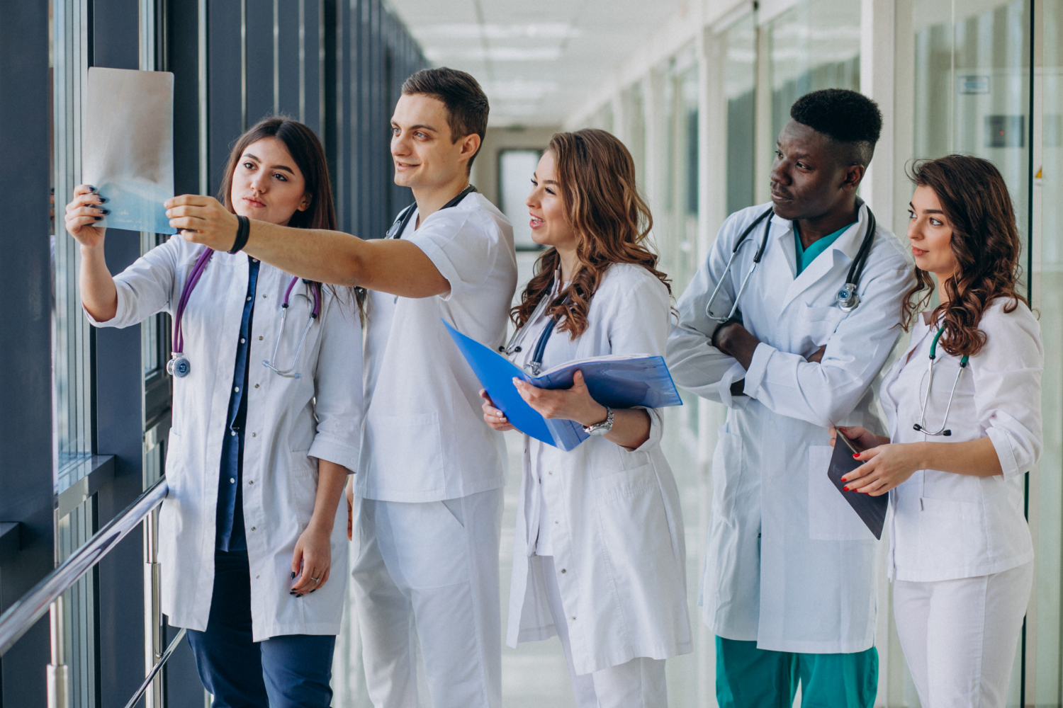 Estudantes de Medicina obtêm na Justiça reajuste de teto do Fies Jornal Voz Ativa