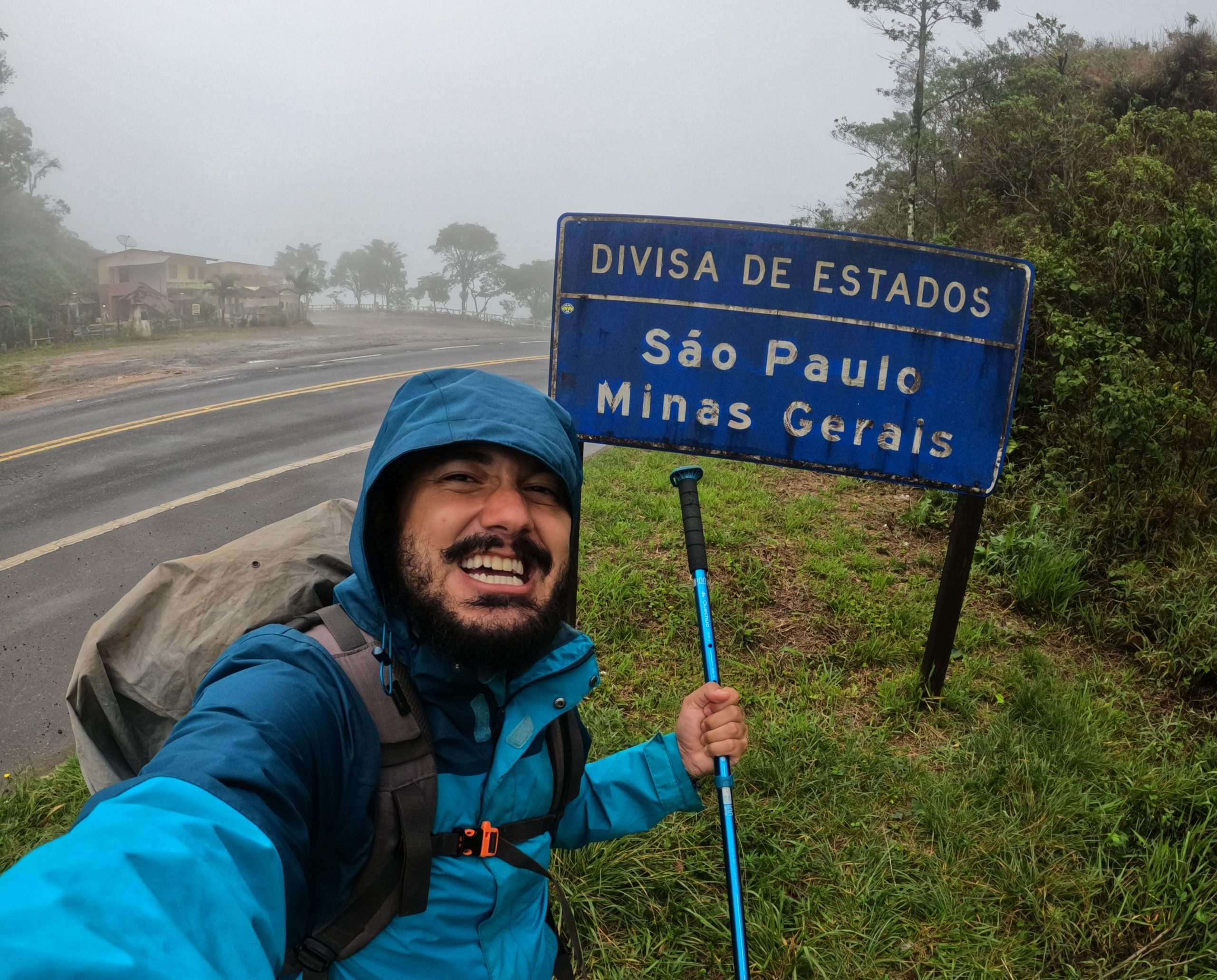 Mochileiro encontrou adversidades como chuvas e estradas ruins, mas não desistiu. Crédito - Reprodução.