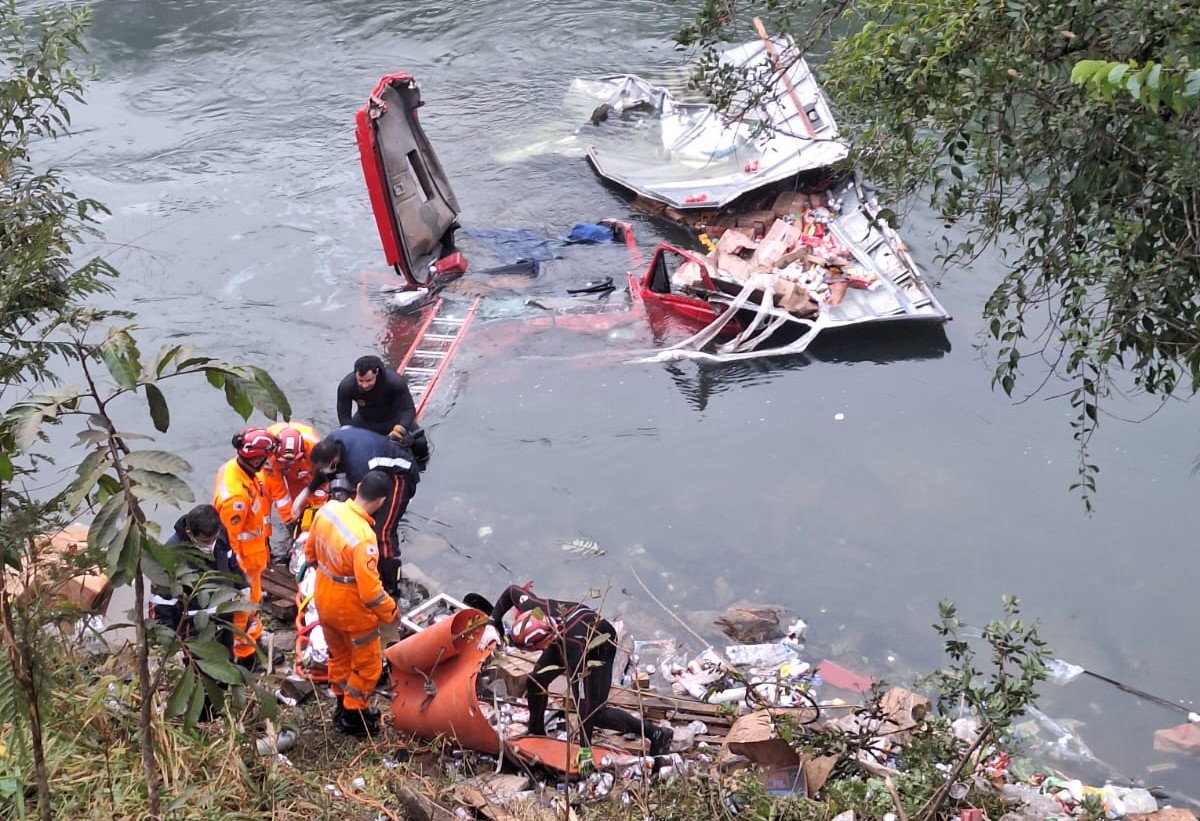 Mais um acidente na ponte sobre o Rio Gualaxo na MG 262 entre Mariana e Ponte Nova - Jornal Voz Ativa