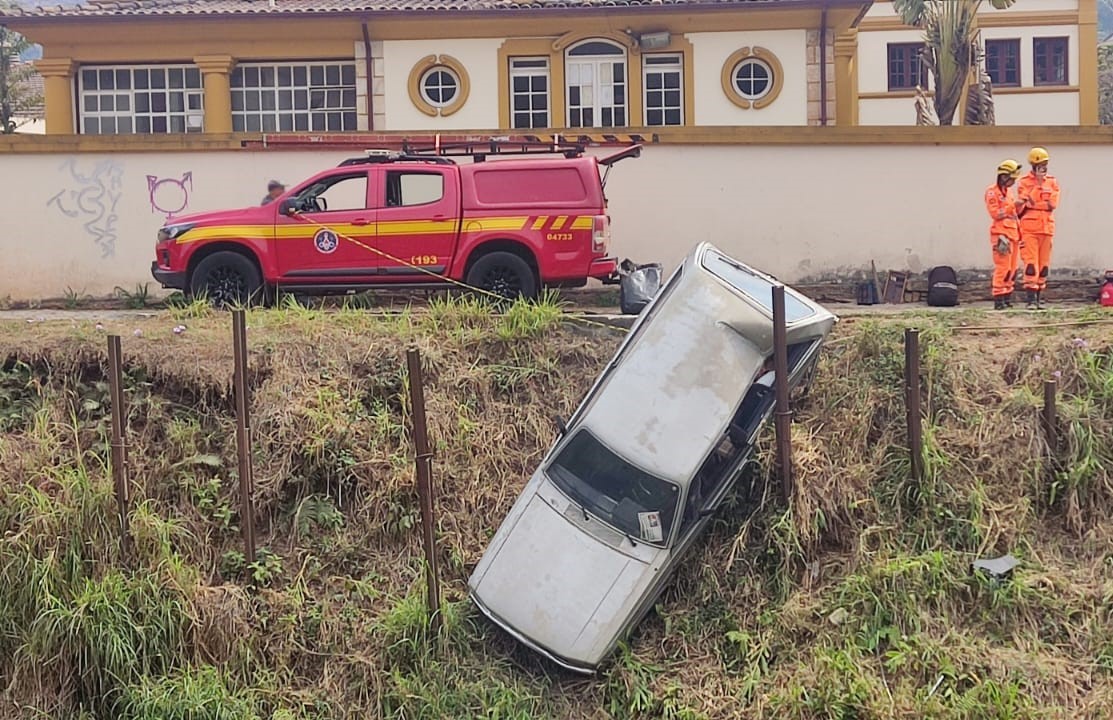 carro-cai-ribenceira- assufop-ouro preto