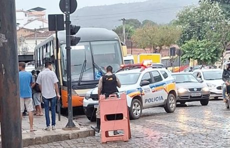 homem-caiu-ficou-deibaixo-onibus-mariana-mg