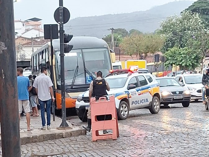 homem-caiu-ficou-deibaixo-onibus-mariana-mg