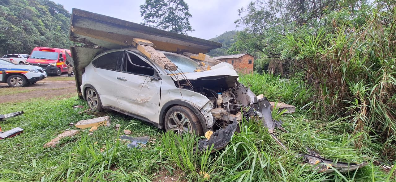 carro-destroi-ponto-onibus-localidade-bocaina-br-356-ouro-preto (2)