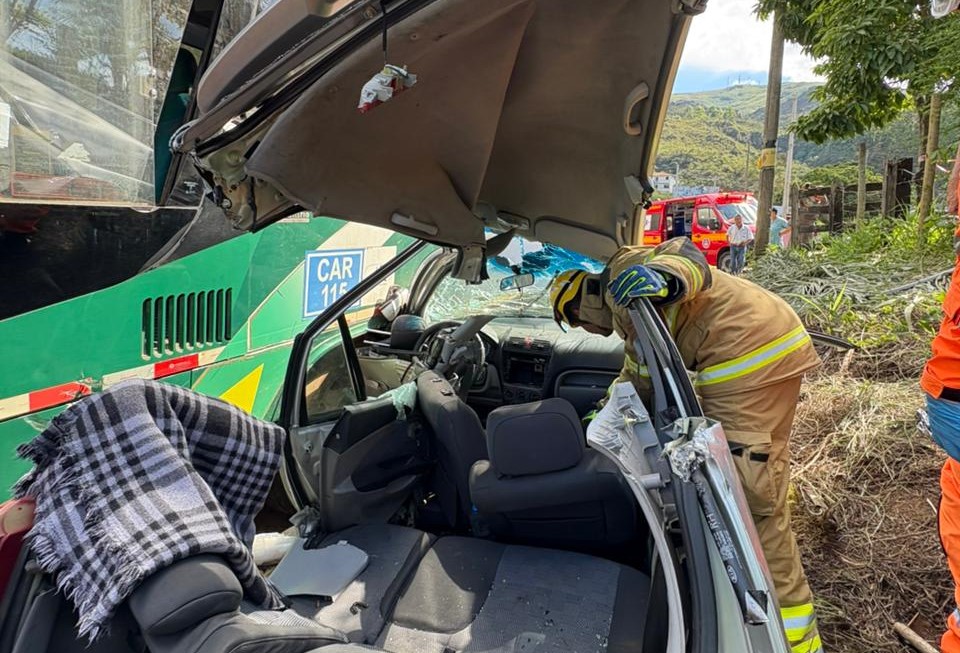 acidente-pocinho-ouro-preto-carro-onibus-quatro- feridos