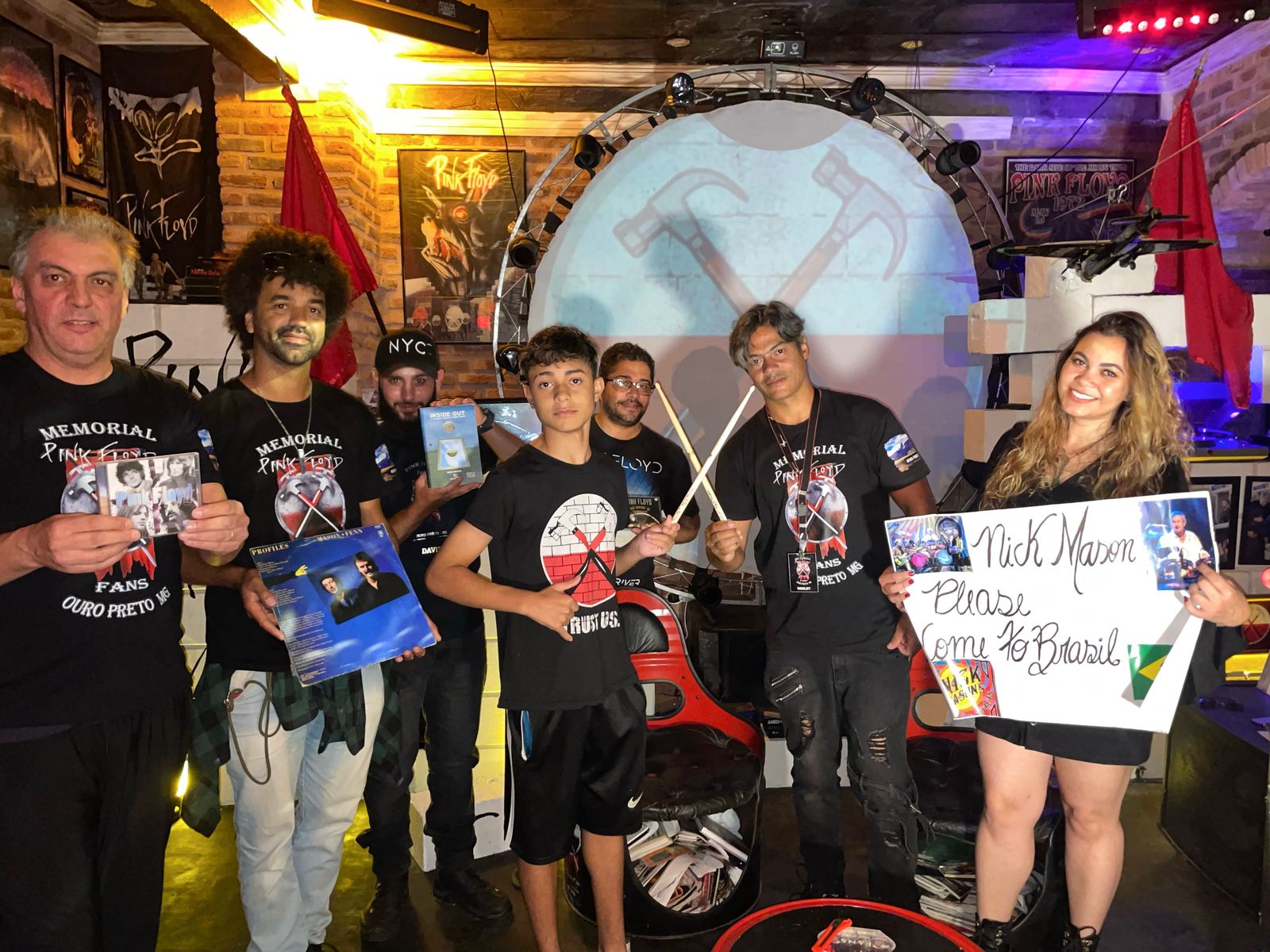 posando-foto-momentos-apos-memorial-receber-baquetas-autografadas-nick-mason