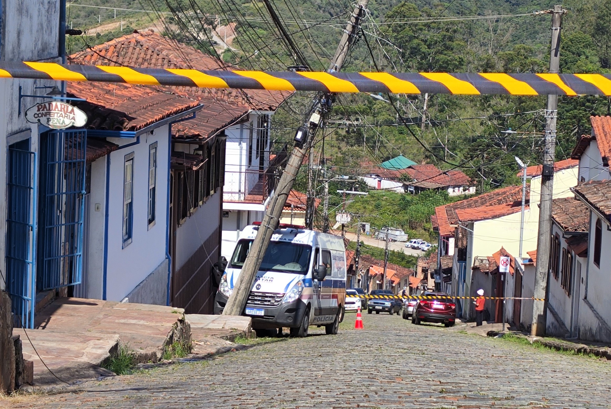 viatura-pmmg-colide-poste-ouro-preto