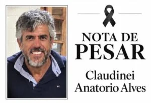 Imagem com fundo branco dividida em duas partes. À esquerda, foto de perfil do homem sorridente de cabelos grisalhos e barba. À direita, ilustração de um laço preto de luto com o texto em letras maiúsculas "NOTA DE PESAR" e abaixo o nome "Claudinei Anatorio Alves".